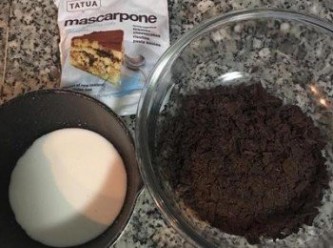 step7: 接著進行馬斯卡澎黑巧克力內餡的製作.先將巧克力塊削成細塊，方便煮溶。