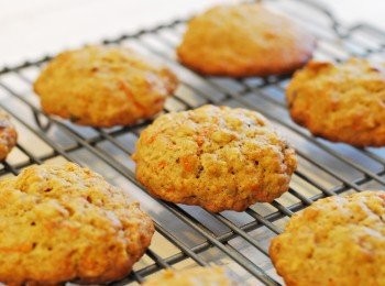 step9: 於烤盤上靜置5分鐘，接著以鏟子取下放在網架上放涼至室溫