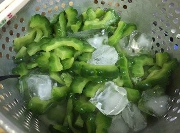 step3: 即時泡冰水浸約2-3分鐘後瀝乾備用
