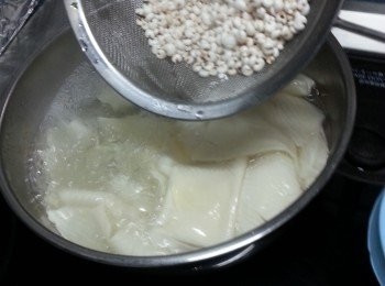 step2: 將一半腐竹先落凍開水煮滾,加入熟薏米用細火煮約20分鐘(腐竹要凍水落才容易煮溶)