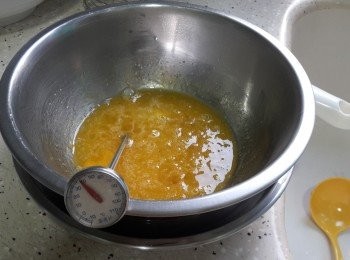 step2: 全旦加砂糖及蜜糖隔熱水攪拌至38-40度為止。