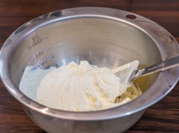 step1: 將淡忌廉打發至約 8 成企身，置於雪櫃備用。