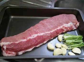 step1: 豬背骨徹底解凍，抹乾, 用叉再上面刺上小孔備用