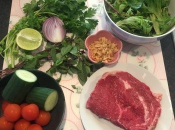 step1: 沙律材料洗淨，青瓜切粒、車里茄切四份、洋蔥切絲，芫荽同泰式羅勒葉。將所有沙律蔬菜放上大碟，備用。