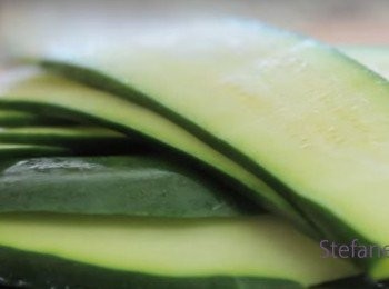 step1: 翠肉瓜切片, <a href="https://bit.ly/3EZL8dD" target="_blank" data-keyword="雞胸" class="guide-link"><strong>雞胸</strong></a> <span style="display:inline-block;vertical-align:middle;margin-top:-3px;color:initial;border-radius:3px;padding:2px 3px;font-size:12px;line-height:14px;background:#87d300;color:#fff;">即買</span> 肉切片，用刀拍平 （可以扮大塊!)