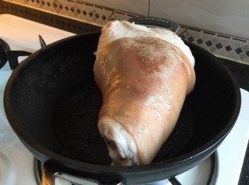 step1: 豬手先出水後撈起瀝乾；然後開鑊煎豬手至兩面金黃。