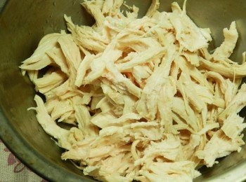 step5: 將<a href="https://bit.ly/3EZL8dD" target="_blank" data-keyword="雞胸" class="guide-link"><strong>雞胸</strong></a> <span style="display:inline-block;vertical-align:middle;margin-top:-3px;color:initial;border-radius:3px;padding:2px 3px;font-size:12px;line-height:14px;background:#87d300;color:#fff;">即買</span> 肉撕成絲狀