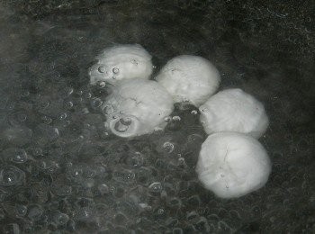 step1: 桂冠<span class="group_2">鮮肉魔法湯圓</span>先下滾水煮熟