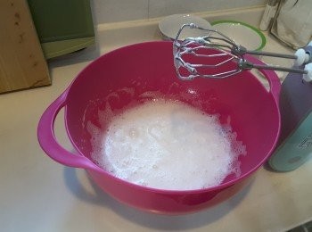 step5: 蛋白打至起泡，把50g糖加入