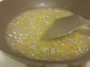 step3: <span class="group_3">柚子醬</span>攪混後用易潔鑊加熱,醬汁煮到杰身後將排骨回鑊。