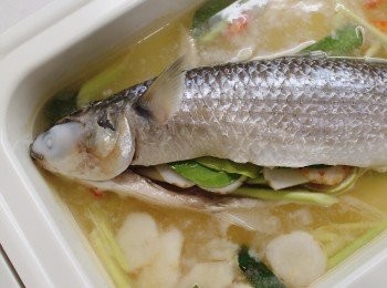 step6: 把烏頭魚放回鍋中煮滾後以小火煮5分鐘，最後加入青檸汁調味，鋪上芫茜和青檸片，可以接喜好加入椰菜或草菇！
