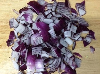 step2: 洋蔥洗淨、剝皮、切掉頭尾，切粒。