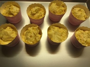 step7: 用匙把麵糊放入紙杯內, 8成滿, 預熱焗爐180度