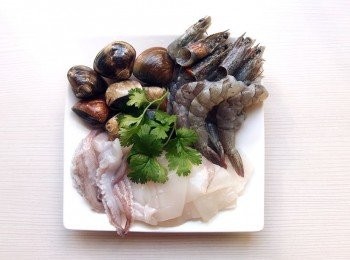 step2: 蛤蜊需事先吐沙備用,鮮蝦去除腸泥及外殼,保留蝦頭及蝦尾。中捲去除內臟及外皮,切花狀備用。