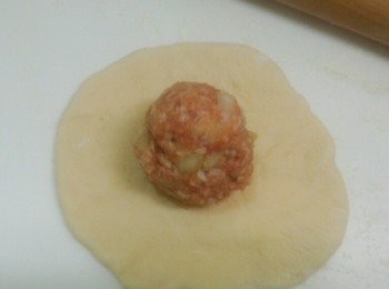 step7: 將麵團桿開,餡料包進去