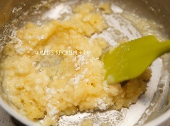 step2: 再來迅速將低筋麵粉拌入，攪拌至麵團沒有粉塊後放涼備用。