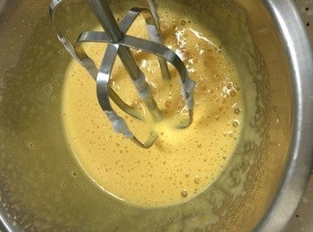 step3: 旦黃加入糖B打發至淺黃色,蓬鬆的樣子