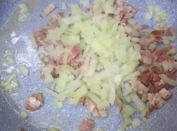 step4: 燒熱煎鍋，下一點油後先下煙肉粒 ＆ 洋蔥粒炒香
之後下紅椒粒 ＆ 鮮冬菇粒炒軟備用