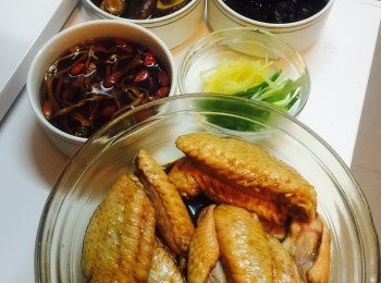 step1: 金針、雲耳、冬菇和杞子略沖洗，然後用凍水浸軟。<a href="https://bit.ly/3zHU5V3" target="_blank" data-keyword="雞翼" class="guide-link"><strong>雞翼</strong></a> <span style="display:inline-block;vertical-align:middle;margin-top:-3px;color:initial;border-radius:3px;padding:2px 3px;font-size:12px;line-height:14px;background:#87d300;color:#fff;">即買</span> 解凍，先加雞粉、蠔油、生抽、紹興酒、老抽、麻油、糖和胡椒粉拌匀，醃十分鐘，再加粟粉醃最少十分鐘。