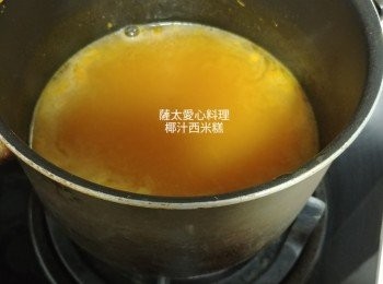 step1: 南瓜去皮切塊煮熟或蒸熟，壓成溶或撹拌機撹成溶,加水加糖和魚膠粉拌均,ㄧ同加熱。