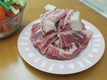 step2: 牛肉切塊~~不用切太小喔!!! 牛肉煮後會縮小:)