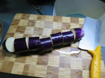 step1: 茄子洗淨後,切出一段段(約2吋),然後用鹽水浸住茄子防變黑