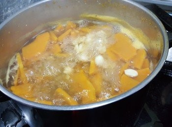 step2: 580g南瓜去皮切片，用2800g水煮滾，加入蓮子及南瓜，大火煮滾後轉中細火煮30分鐘