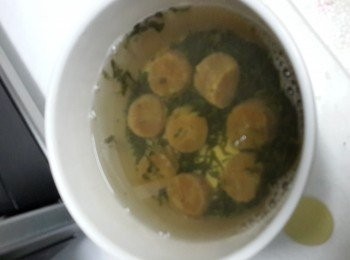 step1: 快速叮軟乾瑶柱：乾瑶柱放入兜中，加入熱水蓋過面，倒入1茶匙綠茶葉，放入微波爐最高火叮4分鐘