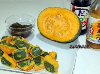 step1: 準備好所有材料,南瓜切成塊狀,將南瓜塊邊緣用刀子削掉一些,這樣燉煮後才不會鬆散開來。 昆布高湯:一杯水120cc放入2片5cm的昆布泡30分鐘即可使用