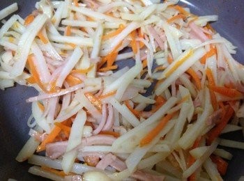 step2: 紅蘿蔔絲、馬鈴薯絲炒熟