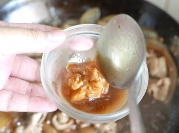 step9: 取數茶匙醬汁加入味噌中攪勻。