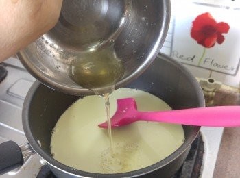 step3: 加入魚膠溶液, （邊加邊慢慢攪拌）