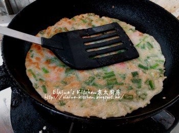 step9: 用鑊鏟壓一壓粉漿(令粉漿可以薄身d , 煎出來才脆口) , 繼續用慢火慢慢煎