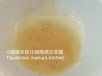step4: 把蛋黃醬、蜜糖和少許黑胡椒粉拌勻。