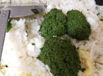 step3: 將隔夜飯倒入步驟2 加入香椿醬炒勻