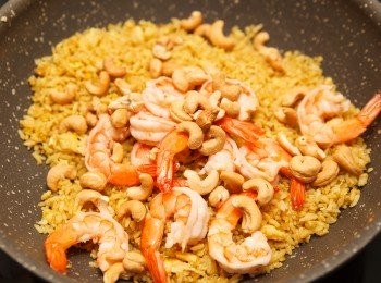 step7: 接著拌入腰果與蝦仁炒熟。