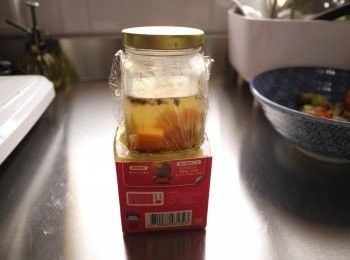 step10: 壓上重物放入冰箱冷藏2~4小時直到成凍狀