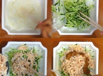 step6: 之後拿出一碟，依次放上粉皮<青瓜絲<雞絲，淋上醬汁後灑上熟芝麻即成