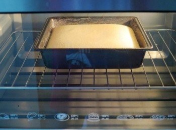 step7: 擺入事先預熱好烤箱中層，上下溫度180度c，烘烤25~30分鐘即完成。 (確認蛋糕是否熟透，可輕拍表層有沙沙聲，或以竹籤插入不沾黏即ok)