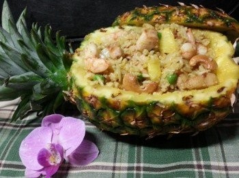 step24: 將飯盛入菠蘿中即可