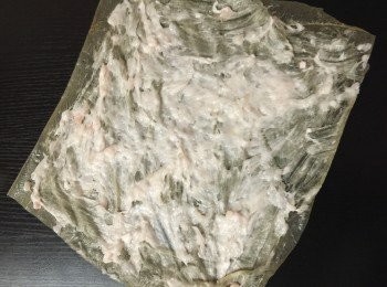 step1: 腐皮買返黎用濕濕地既廚房紙抺一抹！
切走硬左既邊邊！
查上墨魚滑！