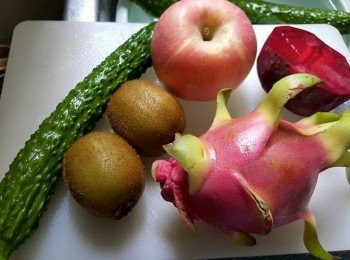 step1: 青瓜和奇異果浸洗30分鐘，奇異果用刀挖去多餘既毛備用(如用金奇異果可免去此步驟)