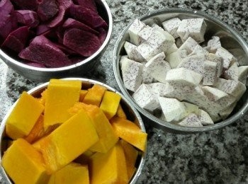 step1: 紫薯，芋頭，南瓜切塊蒸熟。