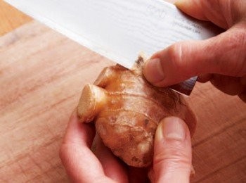 step1: 清除外皮上的髒汙。薑洗淨後瀝去水分，稍微晾乾。因為要連皮使用，髒掉的部分可以用菜刀削除。