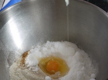 step1: 將麵粉、酵母粉、白糖、雞蛋、牛奶及肉桂粉一起攪拌均勻。