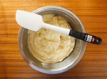 step6: 記得用切拌、由下往上的方式將麵糊攪拌均勻。使用OXO不鏽鋼止滑攪拌盆，不鏽鋼材質讓麵糊較不易黏著。