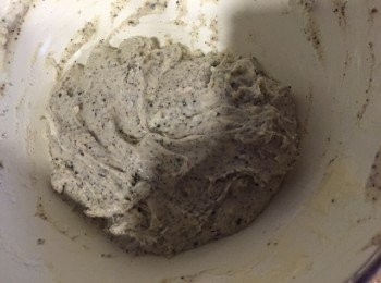 step1: 1)將糯米粉加入牛油溶液, 牛奶, 鹽及蛋攪勻