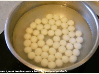 step2: 芝麻小湯圓先用滾水煮熟，瀝乾水分後，撈出至一旁備用。