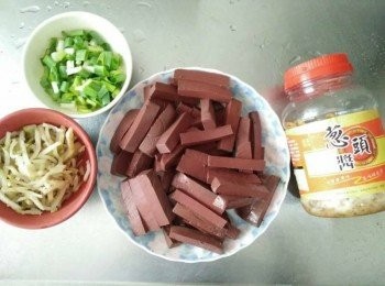 step1: 青蔥切珠、榨菜洗淨、豬血洗淨切塊，油蔥酥，備用；