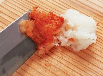 step2: 將白蘿蔔削成蘿蔔泥，稍微擰掉水分，製成綠色蘿蔔泥與紅葉蘿蔔泥。製作綠色蘿蔔泥：先將淺蔥切成蔥花，再混入一半的蘿蔔泥。製作紅葉蘿蔔泥：用菜刀將辣椒切細，再混入另一半的蘿蔔泥。一開始先混合辣椒與少量蘿蔔泥，再用剩餘的蘿蔔泥慢慢拌開，就會有滑順的口感。